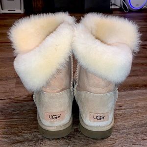 Only worn once UGGS!!